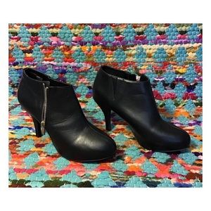 Steve Madden “G-ginger” Black booties.Size 9.
